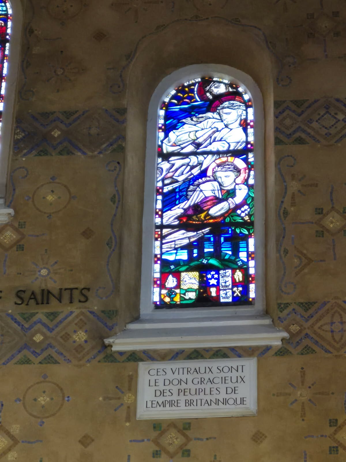 Vitrail du transept, des anges survolant les tombes